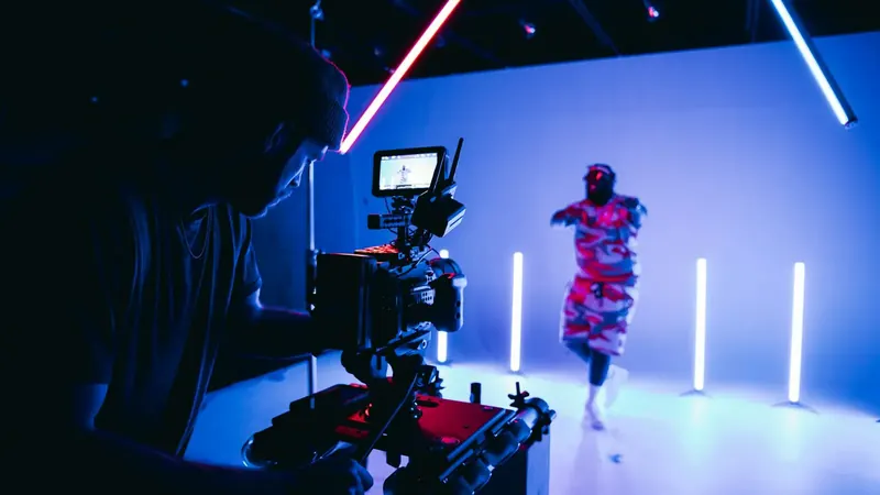 Rodaje audiovisual en set con cámara profesional