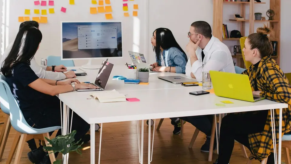 Equipo creativo de Punto D' Partida en una sesión de ideas